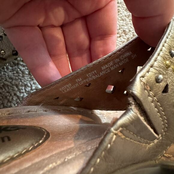 Clarks Artisan Gold Embellished Thong Sandals w/ Short Heel Size 7 Leather - Picture 11 of 12